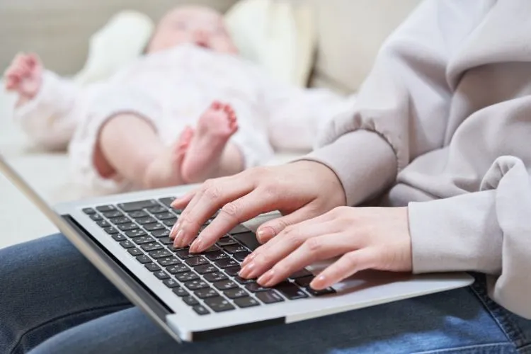 Mãe com bebê, busca na internet nacionalidade portuguesa para pais de portugues, através do filho