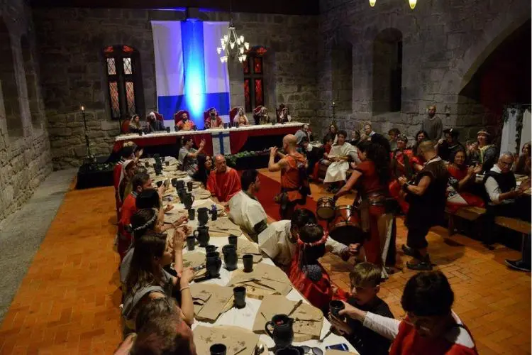 Banquete medieval na Feira Afonsina, em Guimarães.