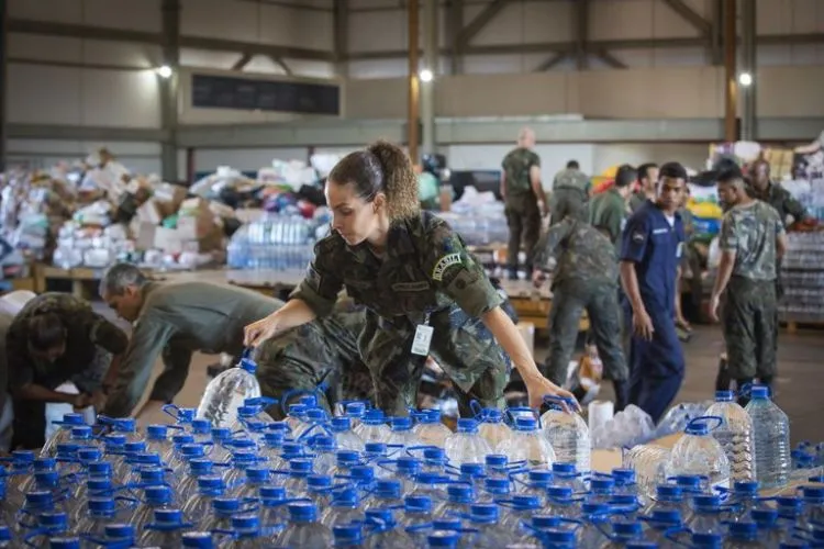 Membros da Força Aérea Brasileira, reunindo doações para ajudar o Rio Grande do Sul
