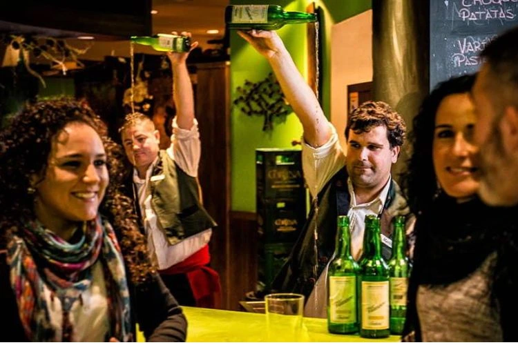 Escanciar a sidra espanhola
